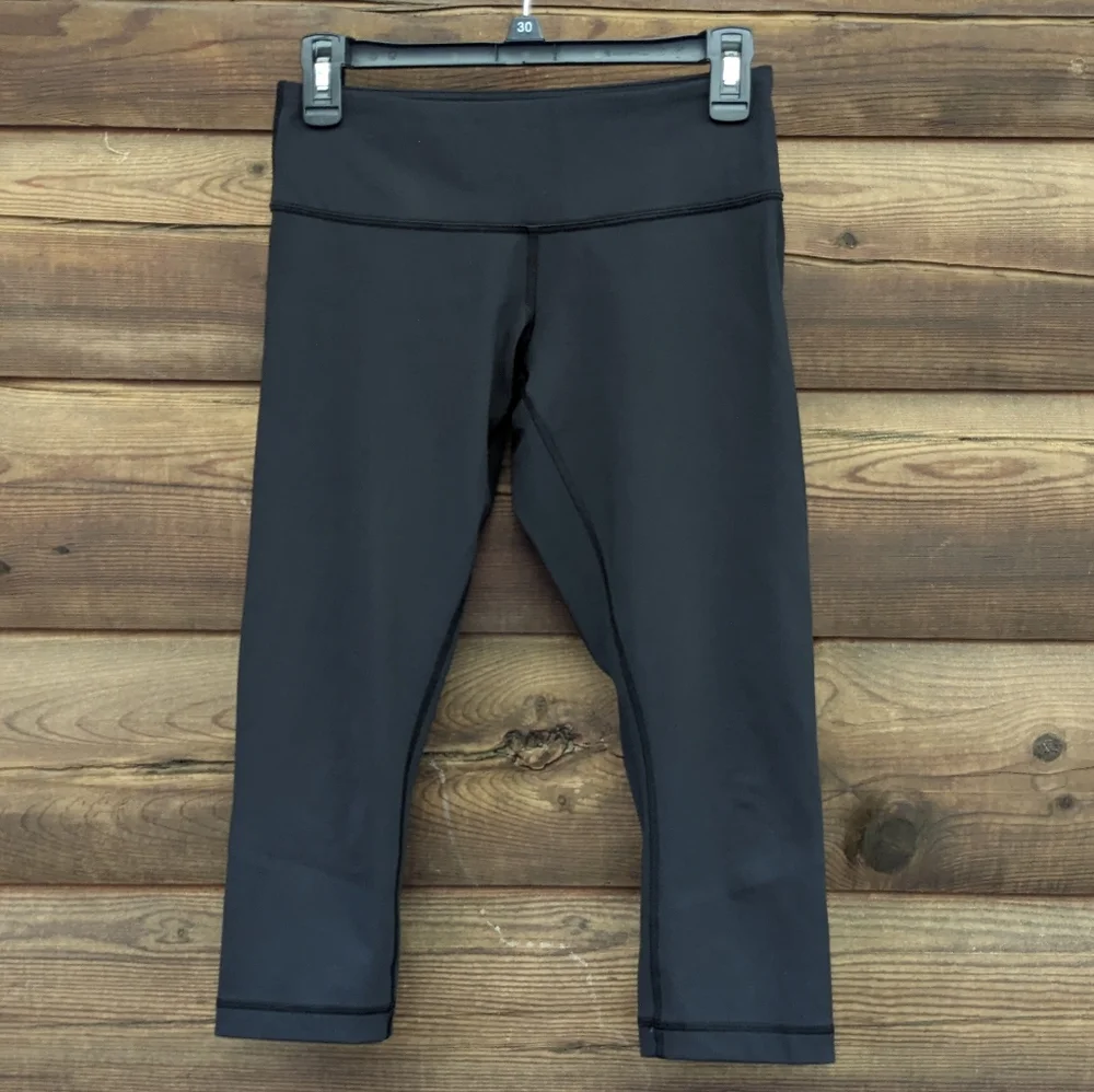 Lululemon Woman's Yoga Align Crop Leggings 20" Inseam, size 6 Black - Picture 5 of 10